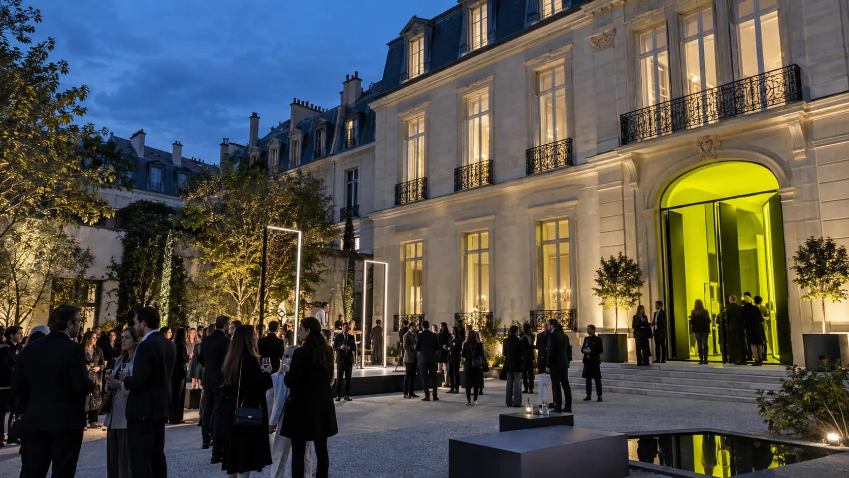 Réception d’inauguration dans une cour parisienne